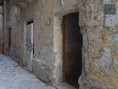 la tristezza e la malinconia prendono il sopravvento quando si incontrano palazzi con le finestre murate o senza porte (Foto di Franco Sicuro)